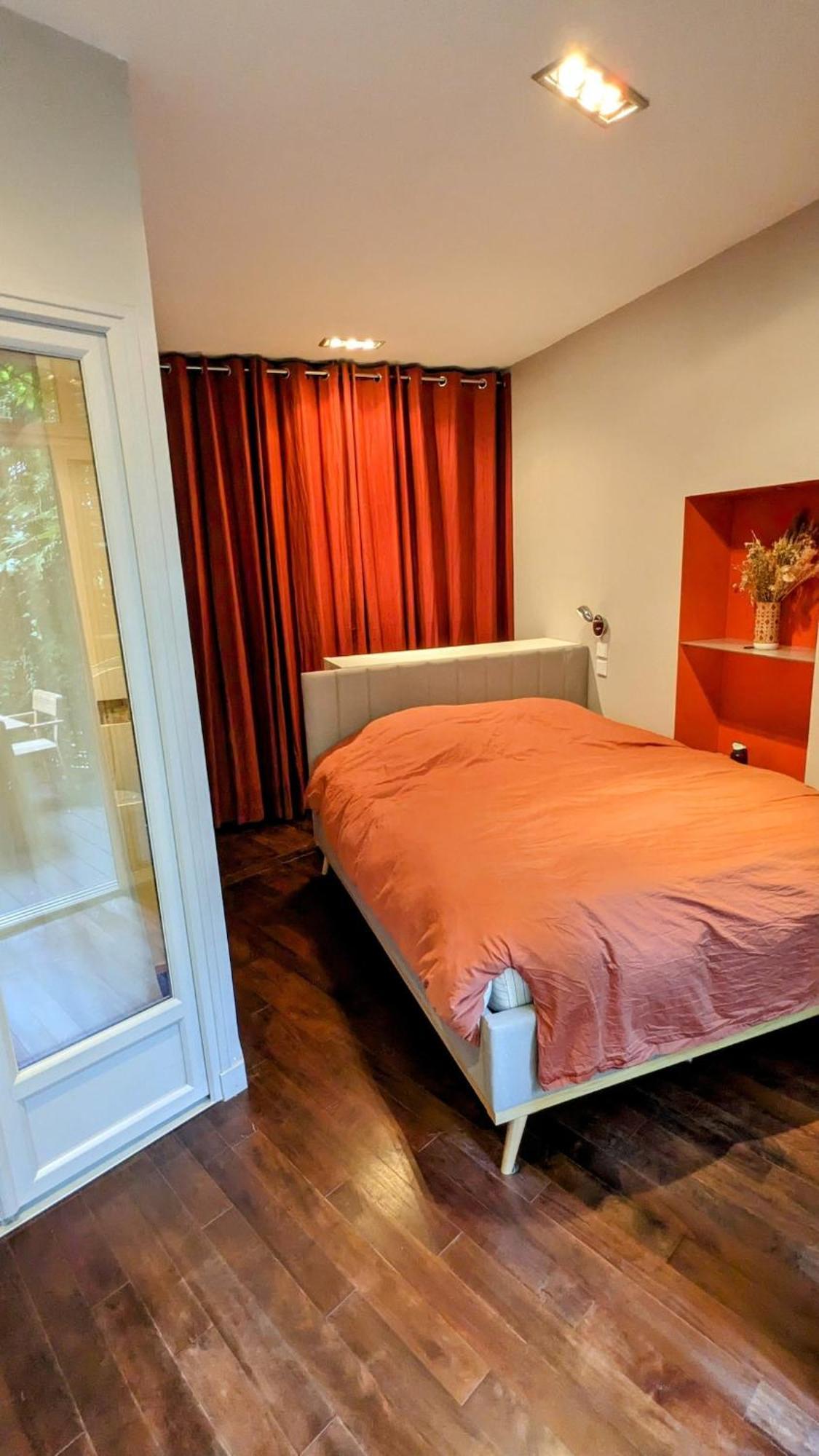 Beautiful With Private Garden Appartement Paris
